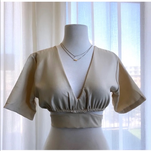 Self-tie V-neck Cropped Top - Picture 4 of 9